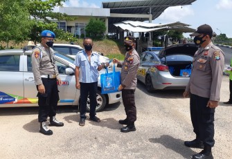Polsek Bandara RHF Tanjung pinang Bantu Warga Terdampak PPKM Level 4. Penyaluran Bansos
