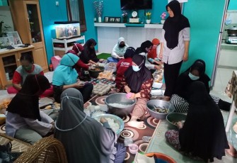 Dapur Umum KolaborasiPPPA Daarul Quran Bandung dan Warga Penuhi Kebutuhan Makan 3 RW