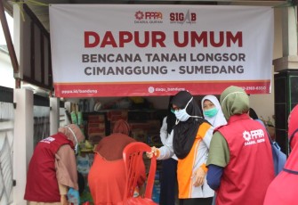 PPPA Daarul Quran Bandung Salurkan Bantuan untuk Warga Terdampak Longsor di Cimanggung