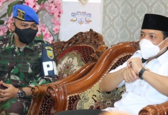Wakil Wali Kota Bengkulu Dedy Wahyudi Saat Berbincang Dengan Dandenpom II/I Bengkulu Mayor Cpm Pandi Rahana Simbolon