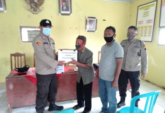 Kepolisian Resor (Polres) Batang konsisten membantu masyarakat kurang mampu yang terdampak pandemi COVID-19 diwilayah hukumnya.