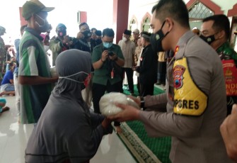 Kapolres Pekalongan kota AKBP M Irwan Susanto S.I.K.,S.H, M.H.bersama Habib Lutfhi bin Ali bin Yahya dan Komandan Kodim 0710 Pekalongan memberikan bantuan beras sebanyak 2,5 Ton dengan masing masing 1 seperempat  ton perkantong 5 kilogram ke Masjid Walisongo dan Masjid Aulia  yang berlokasi di Kecamatan Pekalongan Utara, Sabtu ( 09/ 1 /2021).