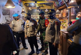 Kapolsek Kaliwungu AKP. Aryanindita Bagasatwika M, SIK, MH didampingi Personil Polsek dan Koramil laksanakan patroli Sabtu Malam, 9/1/2021.