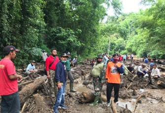 Anggota DPRD Jatim Subianto Ikut Kerja Bakti Bersama Warga