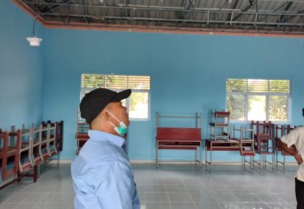 Kabid SD Dinas Pendidikan Kabupaten Bintan Johari Saat Melakukan Pengecekan 