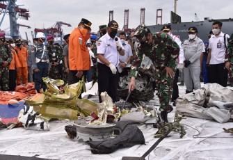 Panglima TNI Marsekal TNI Hadi Tjahjanto SIP Bersama Menteri Perhubungan (Menhub) Budi Karya Sumadi Kepala Staf Angkatan Laut (Kasal) Laksamana TNI Yudo Margono SE MM Kepala Badan Nasional Pencarian dan Pertolongan (Kabasarnas) Marsdya TNI Bagus Puruhito dan Ketua Komite Nasional Keselamatan Transportasi (KNKT) Soerjanto Tjahjono Menggelar Konferensi Pers Terkait Ditemukannya Flight Data Recorder (FDR) Pesawat Sriwijaya Air SJ-182 