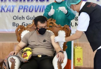 Kapolda Jateng Irjen Pol Ahmad Luthfi Menerima Vaksinasi Corona