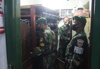 Pasi Intel Kodim 0728/Wonogiri Lettu Inf Slamet Biyanto Didampingi Perwira Piket Bintara Gudang Munisi dan Provost Melaksanakan Pengecekan Senjata dan Amunisi di Gudang Senjata Kodim 0728/Wonogiri