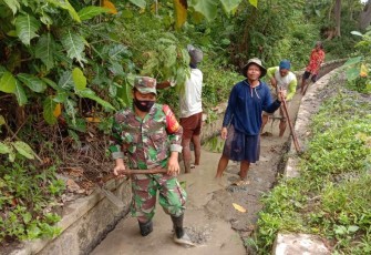 Babinsa Talakbroto Koramil 12/Simo Kodim 0724/Boyolali Sertu Darsidi Bersama Warga Masyarakat Setempat Melaksanakan Karya bakti Pengerukan Parit Saluran Air