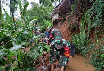 Bhabinsa Bhabinkamtibmas dan Pemerintah Desa Bendosari Bersama Masyarakat Melaksanakan Karya Bhakti 