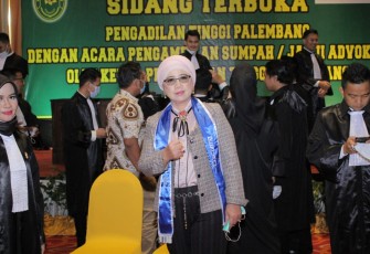 Hj Nurmalah SH MH Saat Menghadiri Pelantikan 130 Anggota Peradi Sumsel