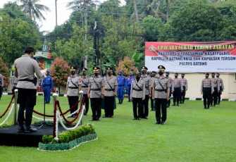 Kapolres Batang AKBP Edwin Louis Sengka memimpin upacara serah terima jabatan (sertijab) sejumlah pejabat Polres dan satu Kapolsek. Kegiatan itu dilaksanakan di Halaman Mapolres Batang, Jumat (22/1/2021). 