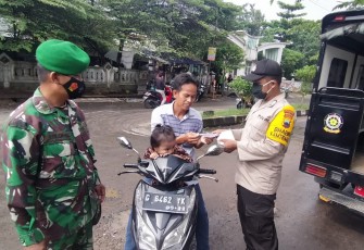 Petugas Gabungan terdiri dari anggota Polsek Pekalongan Selatan Polres Pekalongan Kota, Koramil, Satpol PP dan Trantib Kecamatan Pekalongan Selatan, melakukan razia protokol kesehatan di pasar Kuripan Yosorejo, Swalayan dan Minimarket Jum'at, (22/01/2021).