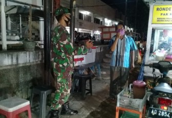 Piket Koramil 02/Banjarsari Kodim 0735/Surakarta Serda Sugiyanto bersama anggota Linmas melaksanakan kegiatan Patroli malam di wilayah kecamatan Banjarsari kota Surakarta.