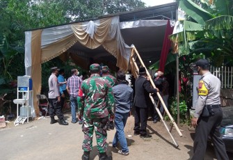 Tim Satgas penanganan Covid-19 baik dari anggota Koramil 03/Mojosongo Kodim 0724/Boyolali, Polsek Mojosongo, Satpol PP dan perangkat Desa Metuk, Kecamatan Mojosongo, Kabupaten Boyolali dengan terpaksa membubarkan acara resepsi hajatan pernikahan keluarga Paryadi (43) Dukuh Nyamplung Rt.02/Rw.04 Desa Metuk Kecamatan Mojosongo, Kabupaten Boyolali. Minggu ( 24/01).