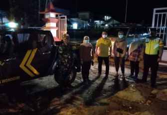 Anggota Koramil 14/Jatisrono Serda Agus Guridno beserta Polsek Jatisrono Bripka Romy melaksanakan pengamanan dan pengawalan bagi tenaga kesehatan Puskesmas Jatisrono I dan II dalam pengambilan vaksin Covid-19 dari DKK Kab. Wonogiri.