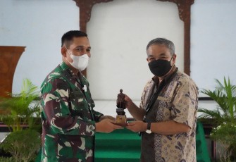 Dr Aqua Dwipayana Menerima Cidera Mata Dari Danrem 071/Wijayakusuma Kolonel Inf Dwi Lagan Safrudin SIP
