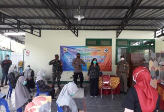 Anggota Koramil 17/Sumberlawang bersama dengan Petugas Trantib Kecamatan Sumberlawang dan Polsek melaksanakan kegiatan Operasi Yustisi