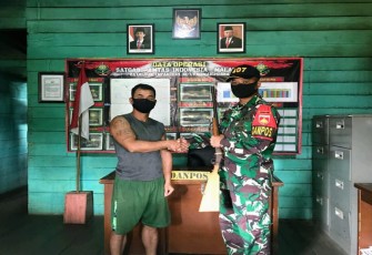 Satgas Pamtas RI-MLY Yonif 407/PK dalam menjaga kedaulatan NKRI khususnya mengamankan perbatasan RI - Malaysia dalam komunikasi sosialnya kembali menerima barang ilegal dari warga masyarakat Desa Muakan Petinggi, Kecamatan Ketungau Hulu, Kabupaten Sintang, Kalbar.