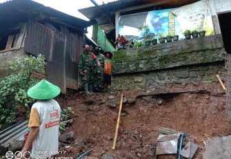 Danramil 09/Blado Kapten Cba Kuswanto Membantu Korban Bencana Alam Tanah Longsor
