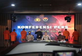 konferensi pers pengungkapan kasus narkotika jaringan internasional yang digelar Divisi Humas Mabes Polri, Jumat (29/1/2021) hadirkan juru bahasa isyarat 