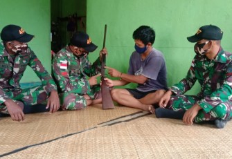 Satuan Tugas Pengamanan Perbatasan (Satgas Pamtas) RI-MLY Yonif 407/PK menerima satu pucuk senjata rakitan laras panjang jenis penabur milik Bapak Badi yang merupakan Warga Dusun Kapar, Desa Sungai Senunuk, Kecamatan Batang Lupar, Kabupaten Kapuas Hulu, Kalbar. Sabtu (30/01/21)