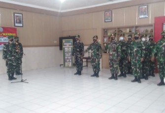 Dandim 0715/Kendal Letkol Inf Iman Widhiarto, S.T. saat memimpin serah terima jabatan Danramil dan Perwira Staf  Kodim 0715/Kendal di Makodim,  Selasa 5/1/2020.