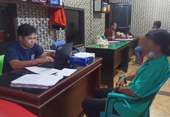 Terduga pelaku saat diamankan dan diperiksa penyidik