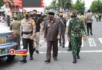Walikota Blitar Santoso (paling depan, tengah) Didampingi Pgs. Dandim 0808/Blitar dan Kapolres Blitar Kota Usai Apel Pelaksanaan PPKM (foto : Faisal NR / Klikwarta.com) 