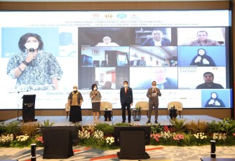 Hari pertama Konferensi Internasional “Tackling The COVID-19 Pandemic : Health Economics Diplomacy And Social Perspectives yang digelar Ikatan Keluarga Alumni Unpad di Bandung Jawa Barat (23/2) Dari kiri ke kanan : Dr dr Brian Sri Prahastuti MPH. TAU (Kantor Staff Presiden) Shanti Shamdasani (KADIN) MQ Iswara (Sekjen IKA Unpad) dan Junico BP Siahaan (DPR RI)