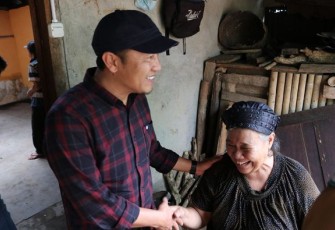 Ketua DPRD kabupaten kepahiang Windra Purnawan Saat Memberikan Bantuan