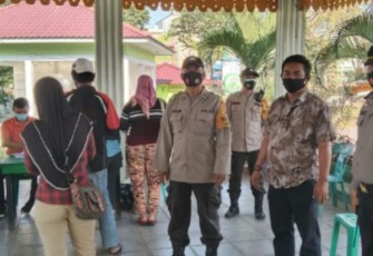 Personel Polres Tebing Tinggi Amanakan Penyaluran Bantuan Sosial Tunai 