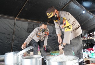 Kapolres  Kendal memasak di Dapur umum untuk memenuhi kebutuhan  masyarakat yang terdampak banjir