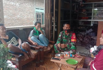 Babinsa Jati Serma Darto Anggota Koramil 03/Masaran Melaksanakan Komsos Dengan Warga