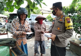 Kapolres Pekalongan Kota AKBP M. IRWAN SUSANTO, S.I.K., S.H., M.H., membagikan masker kepada masyarakat