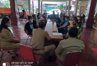Sertu Sanyoto dan Kopda Dede Herman Babinsa Kelurahan Sondakan Ramil 01/Laweyan Kodim 0735/Surakarta melaksanakan pembinaan kepada anggota Linmas Kelurahan Sondakan.