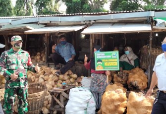 Babinsa Kelurahan Setabelan Koramil 02/ Banjarsari Kodim 0735/Surakarta Serda Rohmad Syukur Dan Serda Narmin  beserta Security pasar dan Linmas kelurahan melaksanakan pengawasan Pemberlakuan Pembatasan Kegiatan Masyarakat (PPKM) bertempat di pasar tradisional pasar legi jl.DI.Panjaitan  Surakarta  Senin,(01/02/2021).