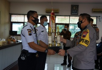 Kapolres Kendal serahkan Piala Juara Harapan II TPTKP Kelompok Satpam Kabupaten Kendal Tingkat Polda Jateng