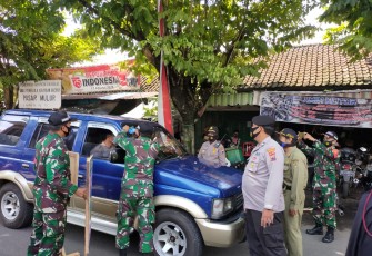 Aparat Gabungan dari Koramil, Polsek dan Satpol PP tampak sedang melaksanakan Operasi Yustisi dan kampanye kreatif Penegakan Protokol Kesehatan.