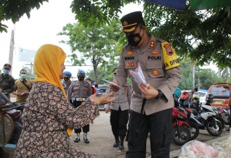 Kapolres Pekalongan Kota Polda Jateng AKBP M. IRWAN SUSANTO, S.I.K., S.H., M.H., membagikan masker kepada masyarakat Kota Pekalongan, Selasa (02/02/2020).