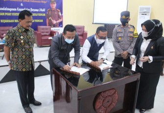 Bupati Bengkulu Tengah Dr. H. Ferry Ramli, S.H., M.H Saat  Penandatanganan Kerja Sama