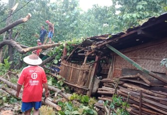 bencana alam yang diakibatkan oleh hujan deras yang disertai dengan angin kencang yang terjadi pada Rabu(3/1) Sore.
