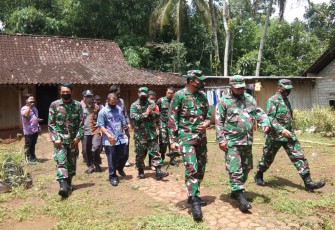 Komandan Korem 073/Makutarama Kolonel Inf Ari Yulianto, S.I.P yang didampingi Kasiter Letkol Inf Drs. Arif Isnawan melakukan kunjungan ke Desa Ketapang Kecamatan Susukan Kabupaten Semarang Jawa Tengah, dalam rangka meninjau lokasi TMMD reguler ke-110 Kodim 0714/Salatiga tahun 2021.Kamis (4/1/2021).