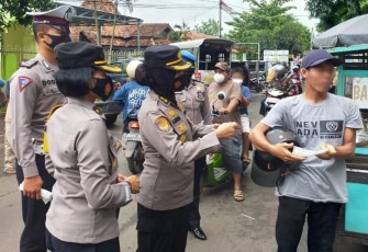 Polres Pekalongan menerjunkan belasan Polwan turun kejalan dalam rangka melaksanakan sosialisasi protokol kesehatan kepada masyarakat serta sosialisasi pelaksanaan program Jateng Dirumah Saja yang dilaksanakan pada hari Sabtu-Minggu 6-7 Februari 2021.