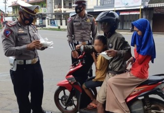 Dalam rangka mencegah penularan dan penyebaran Covid-19, jajaran Polres Pekalongan mendukung kebijakan gubernur Jawa Tengah tanggal 6 dan 7 Februari 2021 dirumah saja dengan membagikan masker secara Gratis kepada masyarakat yang melintas dijalan raya, Minggu (7/2/2021)