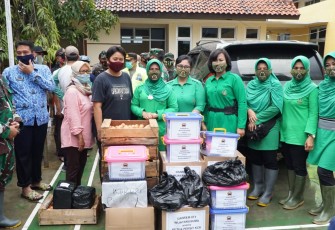 Persit Kartika Chandra Kirana Koorcab Rem 071 PD IV/Diponegoro, dengan terjadinya musibah banjir di Kota Pekalongan, berempati dan peduli dengan berbagi kasih sesama membantu memberikan paket sembako kepada warga masyarakat terdampak banjir, Minggu (7/2/2021)