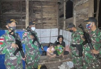 Ketiga WNA yang akan melintas di jalur tidak resmi berhasil diamankan oleh personil Pos Kotis yang dipimpin Letda Inf Erick beserta 5 anggotanya saat melaksanakan patroli rutin di jalur tikus
