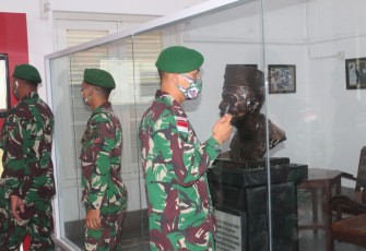 Sleman (Yonif 403/WP) - Guna menunjang Penugasan, anggota Satgas Pamtas RI-PNG Yonif 403/Wirasada Pratista mengunjungi Museum TNI AD Dharma Wiratama.