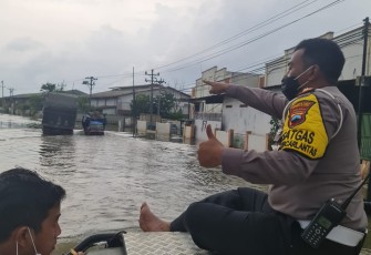 Kasatlantas Polrestabes Semarang AKBP Sigit SIK MH Laporkan Situasi Terkini Banjir yang Terlihat Masih Menggenangi Beberapa Tempat