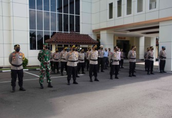 Danrem 072 Pamungkas Brigjen TNI Ibnu Bintang Setiawan S.I.P. M.M menghadiri  undangan Apel Kesiapan Bhabinkamtibmas dan Tenaga Kesehatan sebagai Tracer dan Vaksinator Covid-19 secara serentak bertempat di Mapolda D.I Yogyakarta. Kamis (11/2/2021).